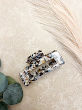 Load image into Gallery viewer, Beach- Regular clip
