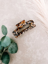 Load image into Gallery viewer, Golden Quart- Regular clip
